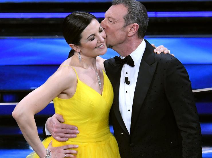Amadeus e Giovanna in abito giallo