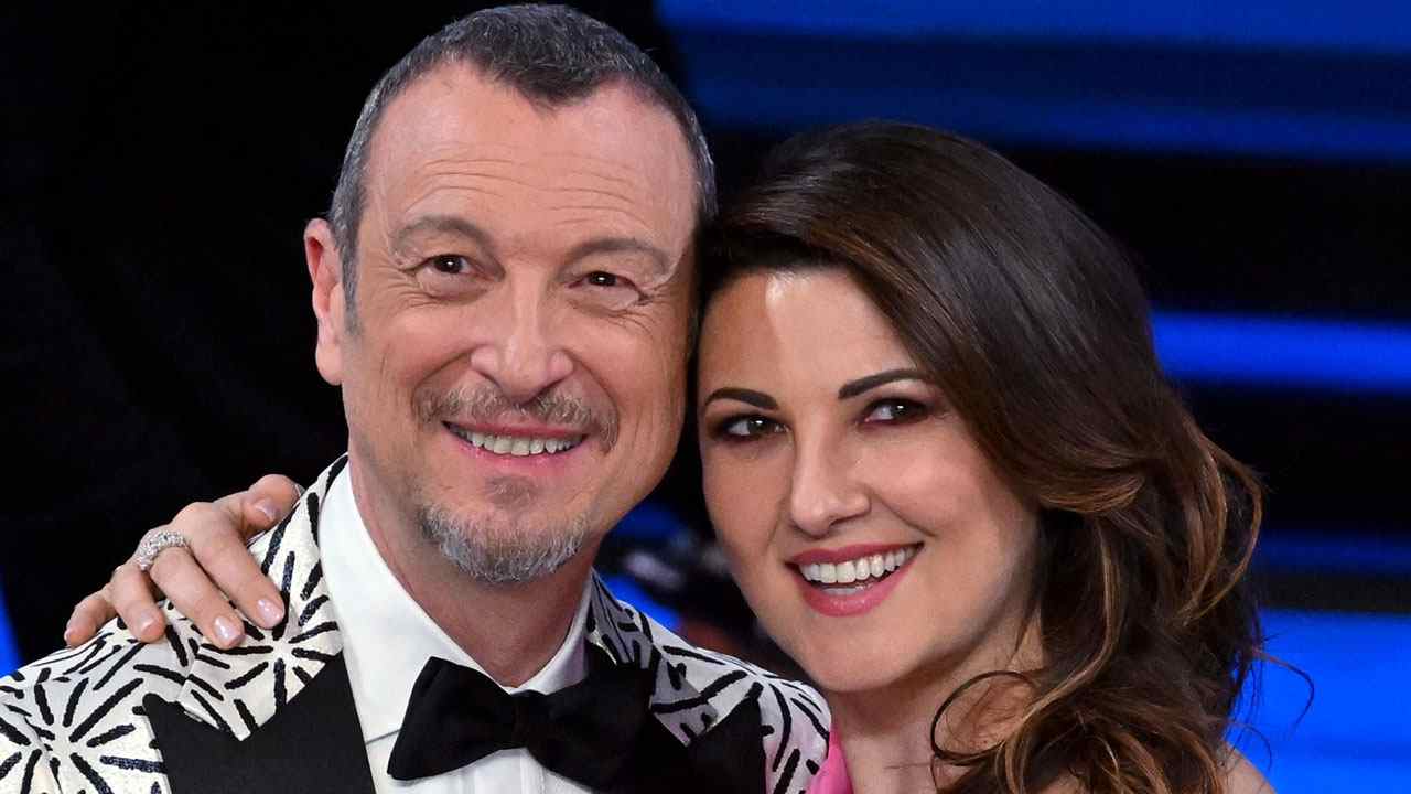 Amadeus e Giovanna Civitillo sorridono