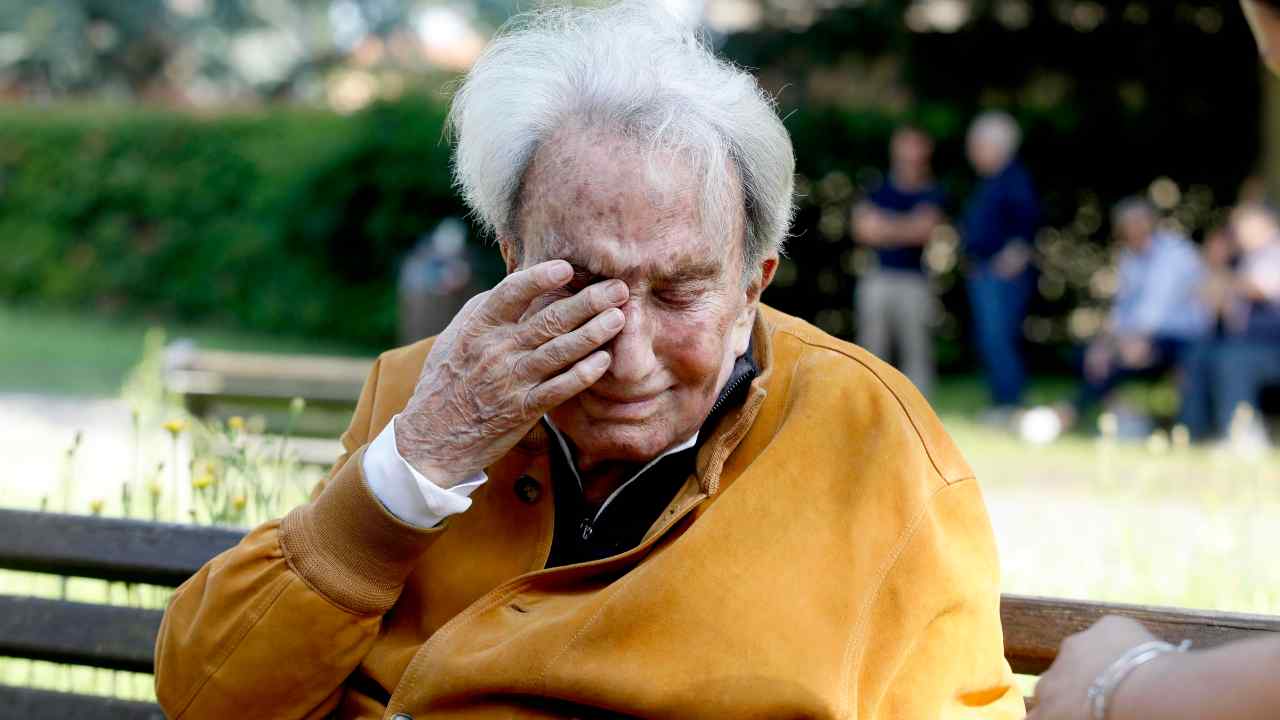 Emilio Fede giacca gialla