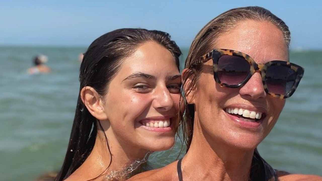 Filippa Lagerback e la figlia Stella al mare