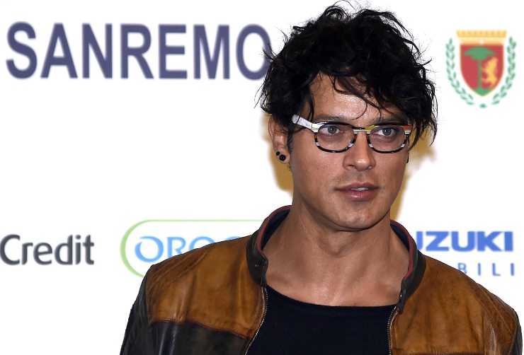 Gabriel Garko giacca cammello