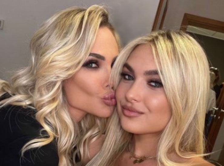 Ilary Blasi e Chanel sorridono