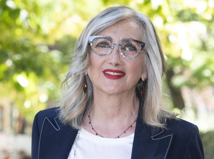 Lunetta Savino sorride