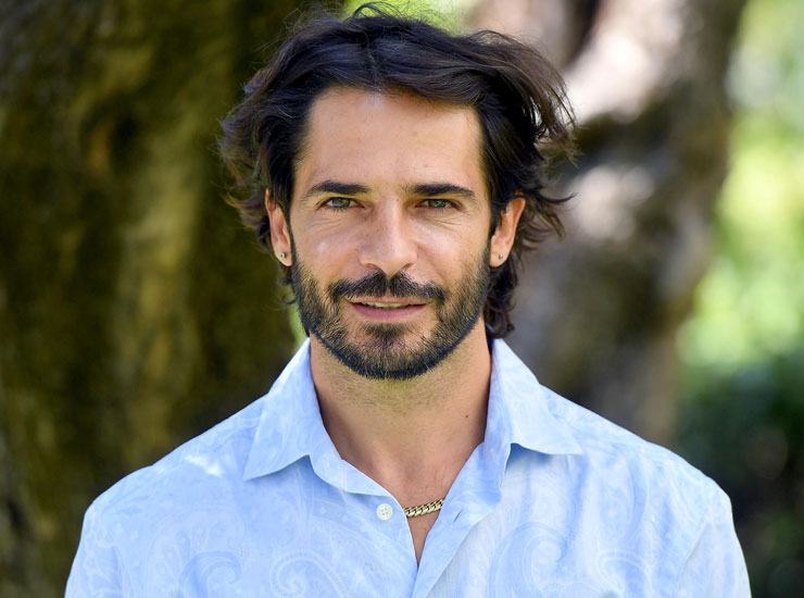 Marco Bocci sorride