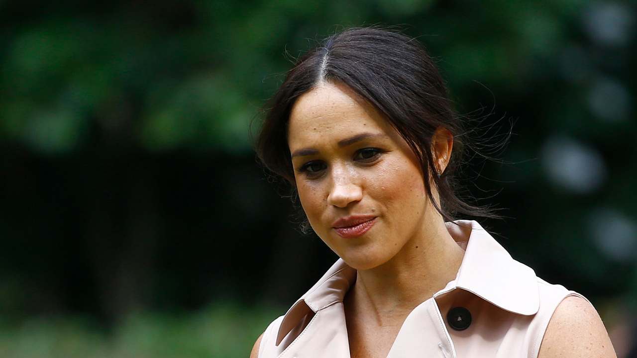 Meghan Markle camicia smanicata