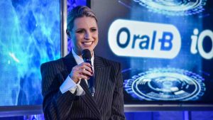 Michelle Hunziker tailleur Oral-B