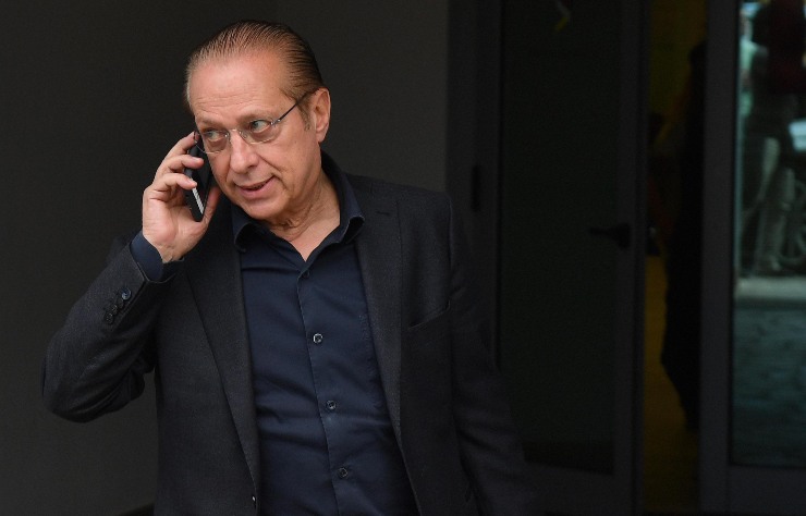 Piero Berlusconi al telefono