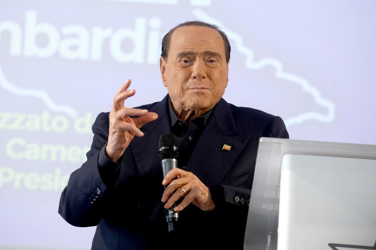 Silvio Berlusconi microfono