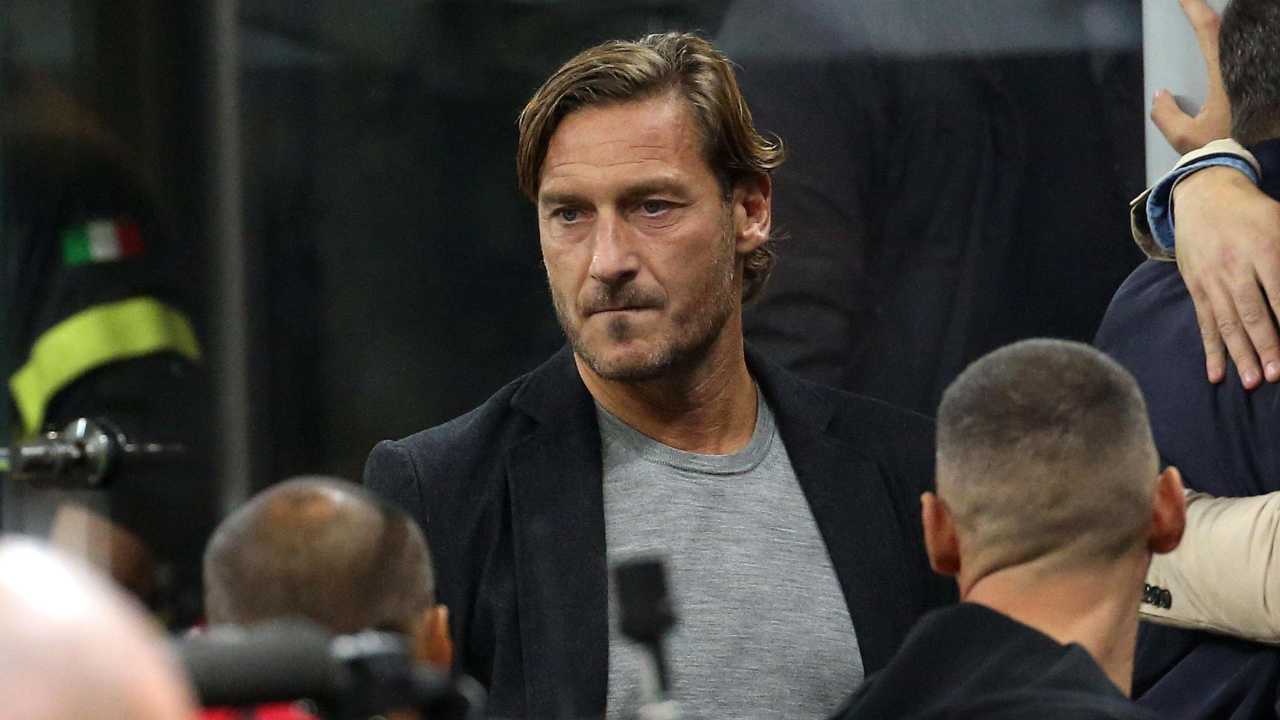 Francesco Totti maglia grigia giacca nera