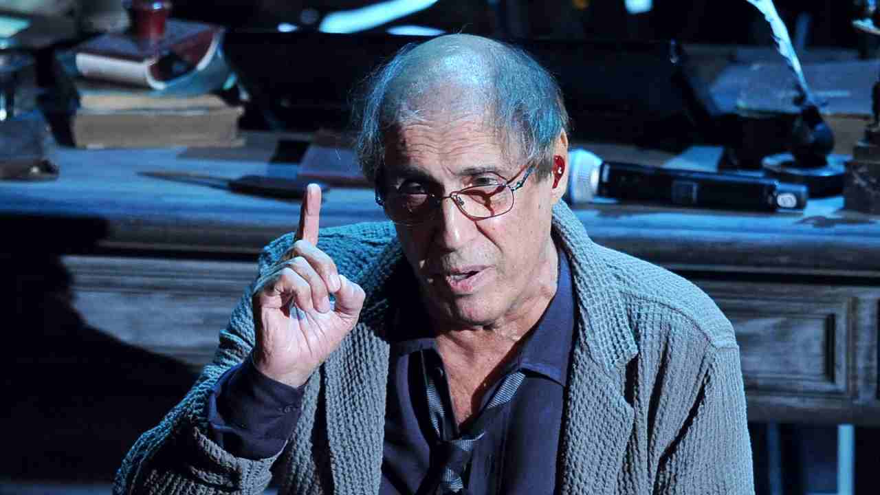 Adriano Celentano giacca grigia