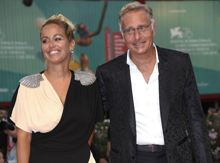 Paolo Bonolis e Sonia Bruganelli sorridono