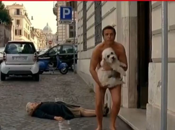Christian De Sica durante la scena del film "Natale in crociera"