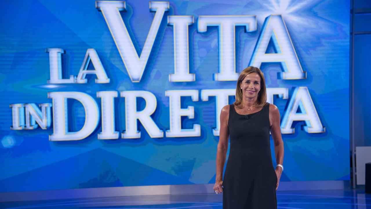 Cristina Parodi posa per i fotografi