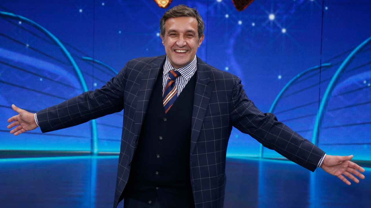 Flavio Insinna durante il programma "Il cantante mascherato"