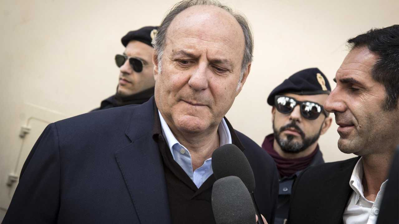 Gerry scotti espressione preoccupata