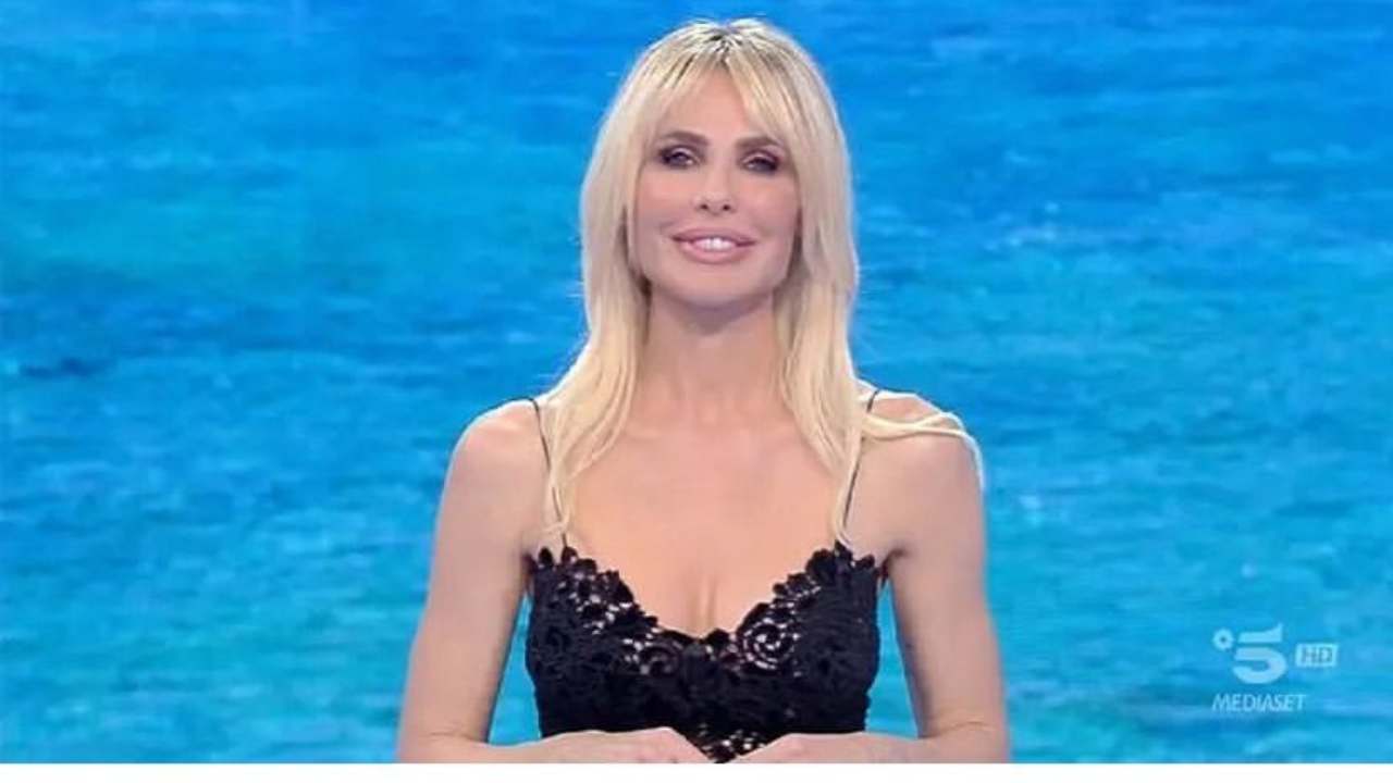 Ilary Blasi conduce L'Isola dei Famosi