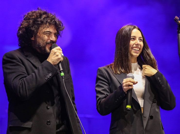 Jolanda e Francesco Renga cantano