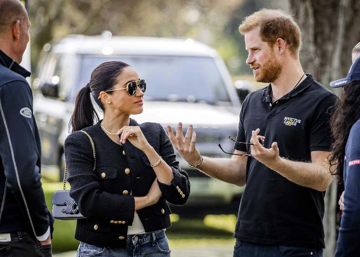 Meghan Makle occhiali scuri e Harry Polo nera