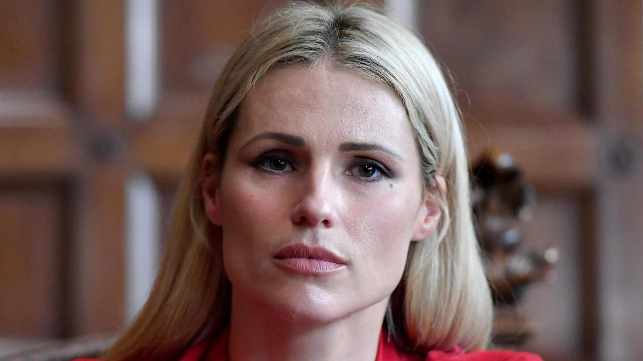 Michelle Hunziker camicia rossa
