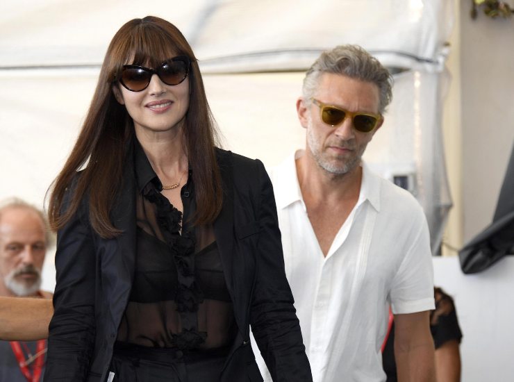 Monica Bellucci giacca nera e Vincent Cassel polo bianca