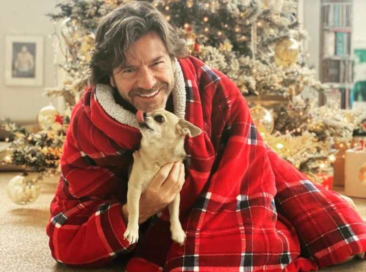 Paolo Conticini in un dolce scatto con il suo cagnolino Yago