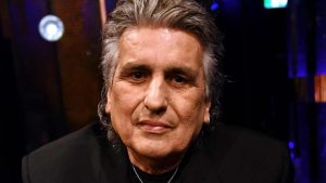 Toto Cutugno giacca nera capelli grigi