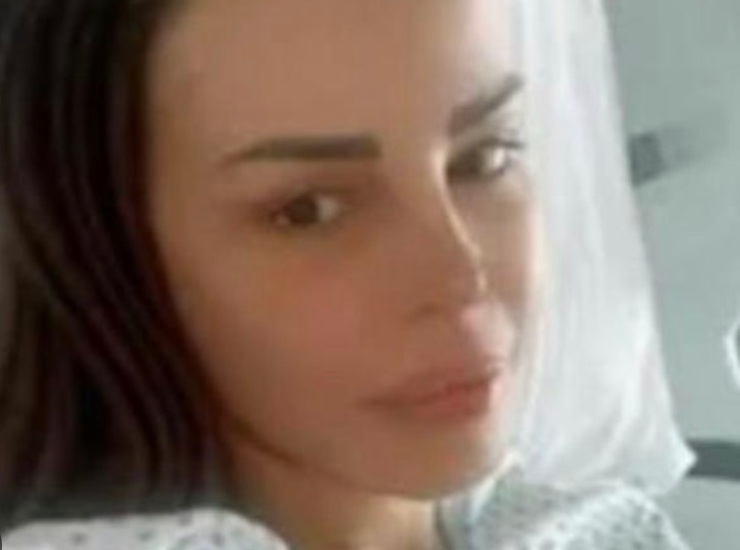 Nina Moric in ospedale camice bianco