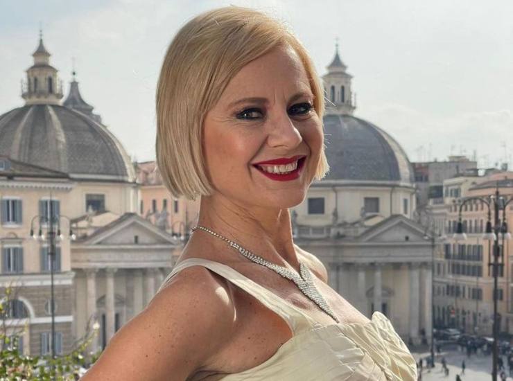 Antonella Elia posa per i fotografi