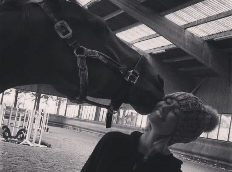 Carlotta Mantovan baciata dal suo amato cavallo