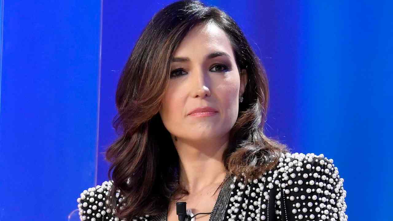 Caterina Balivo abito nero disegni bianchi