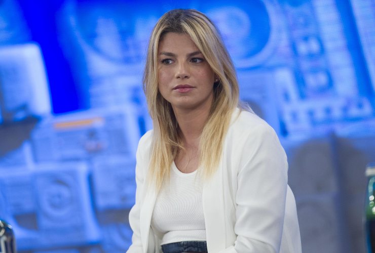 Emma Marrone capelli biondi camicia bianca