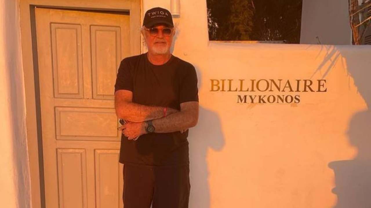 Flavio Briatore posa davanti al Billionaire di Mykonos