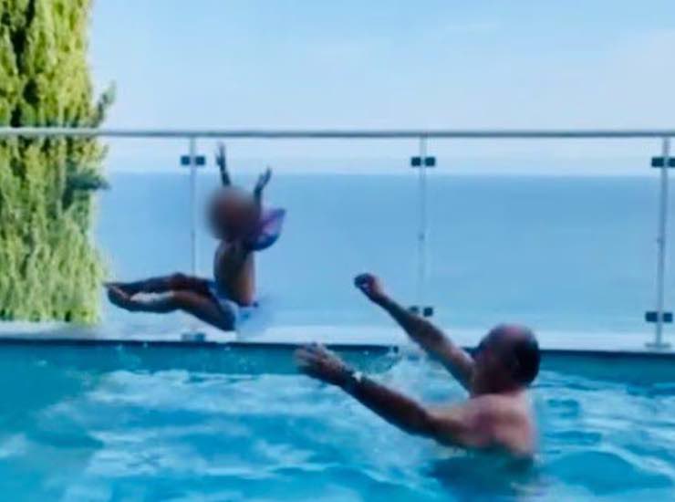 Gerry Scotti in piscina con la nipotina