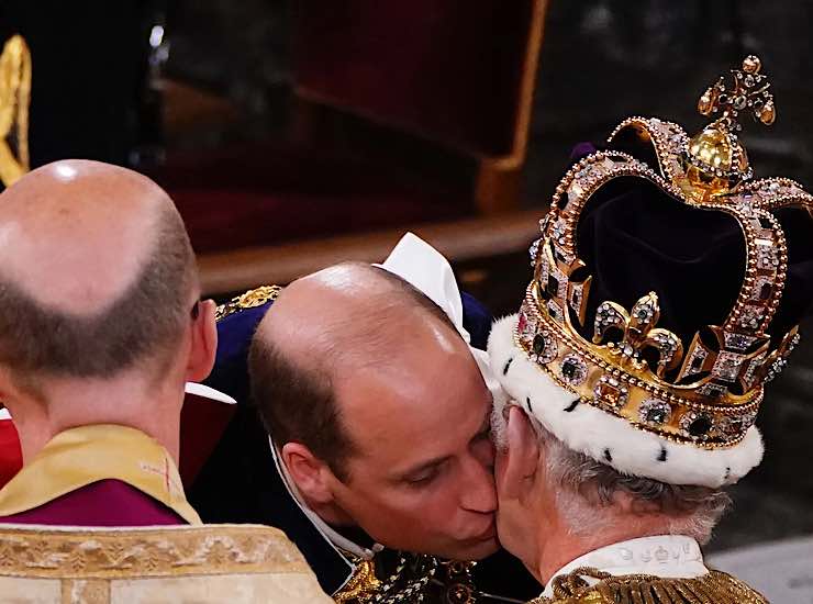 Il bacio di William a Carlo III