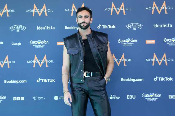 Marco Mengoni completo in pelle