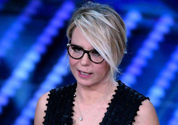 Maria De Filippi capelli corti abito nero