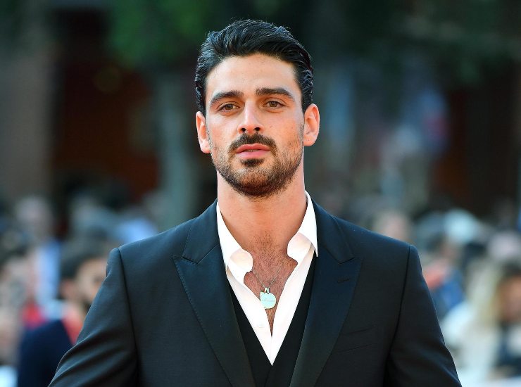Michele Morrone giacca e camicia