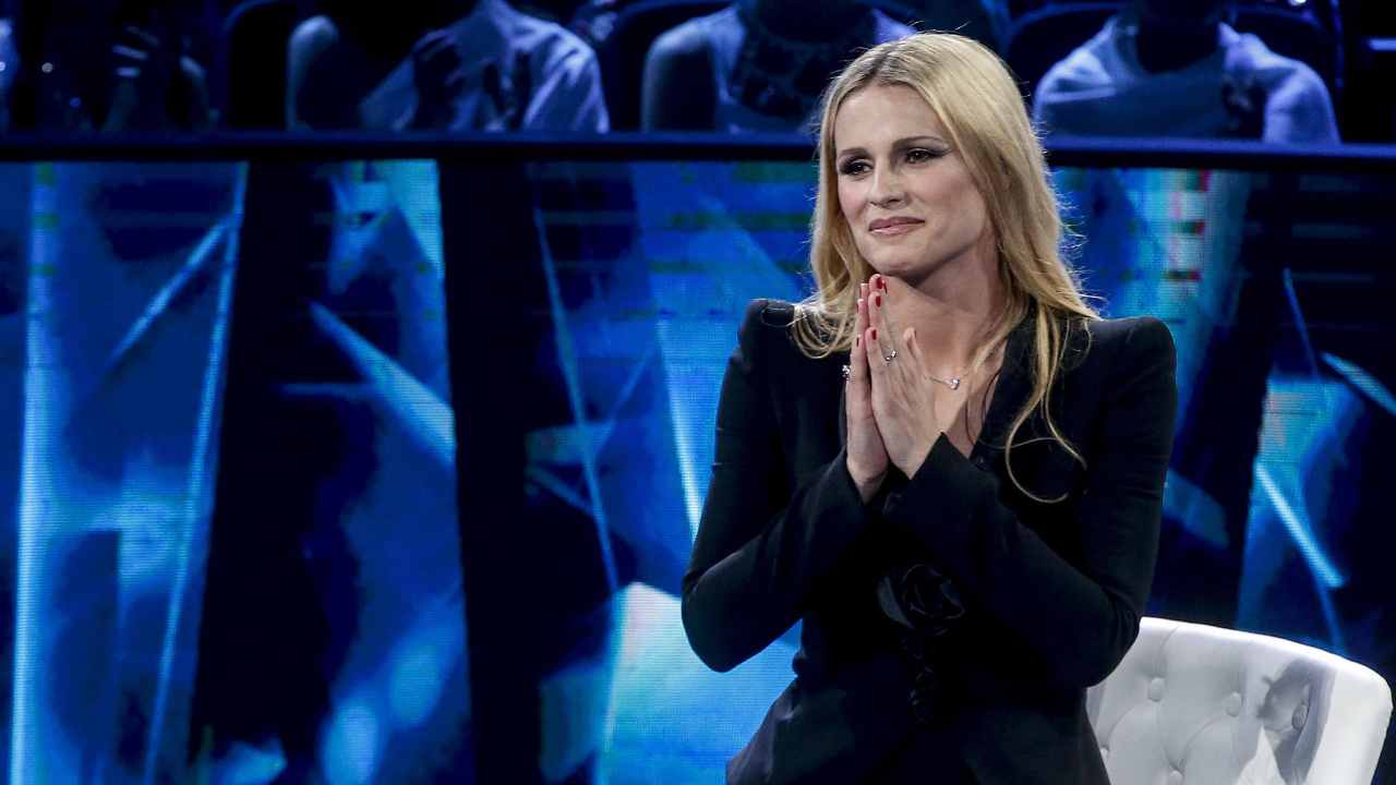 Michelle Hunziker mani congiunte