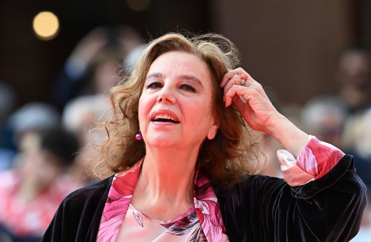 Stefania Sandrelli camicia rosa
