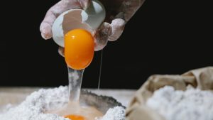Uovo crudo preparazione