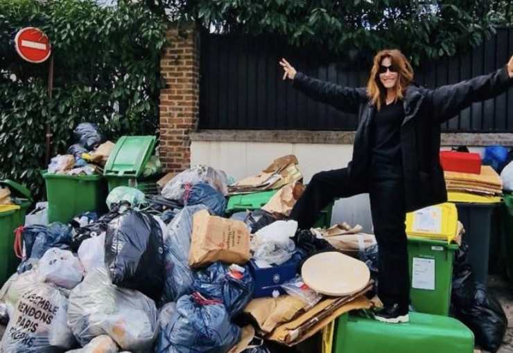 Carla Bruni tra i rifiuti