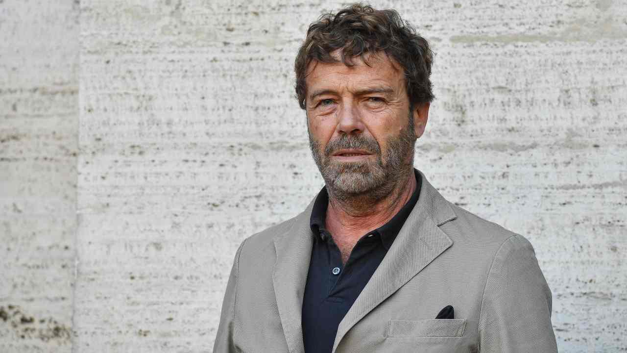 Massimo Ciavarro giacca grigia camicia nera