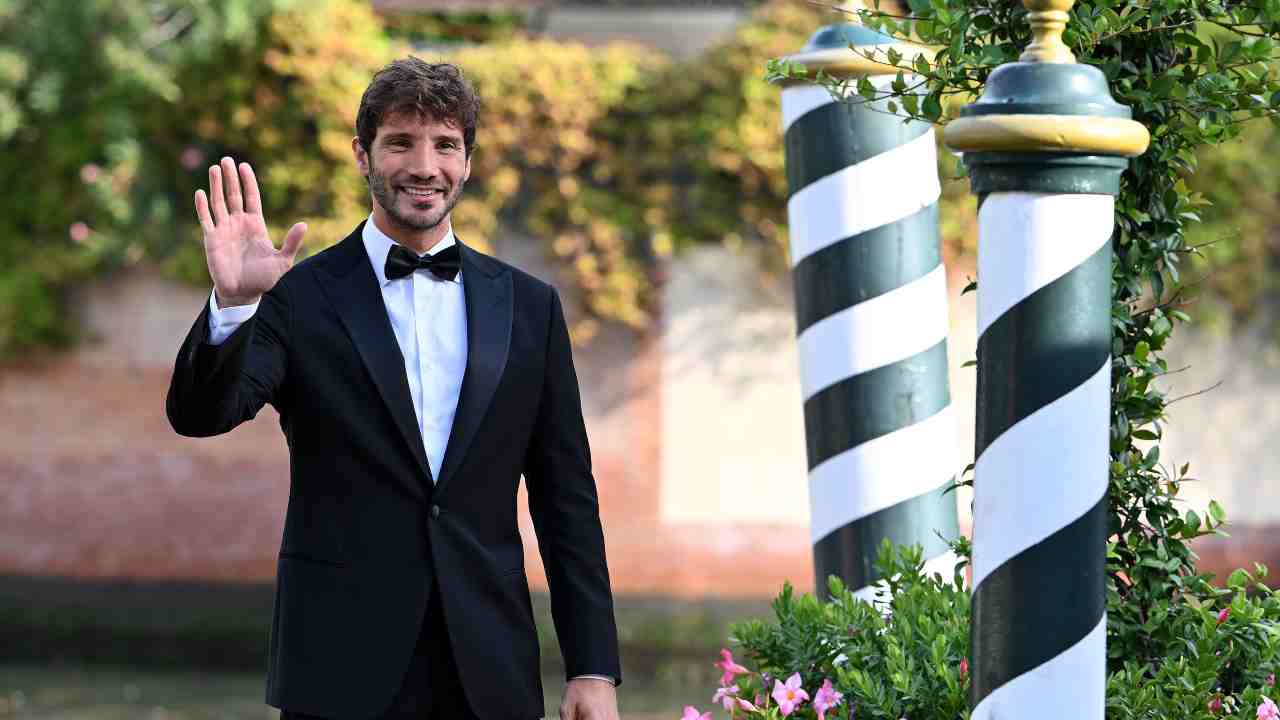 Stefano De Martino tailleur e papillon