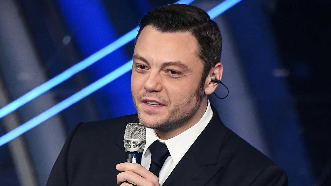 Tiziano Ferro Giacca e cravatta