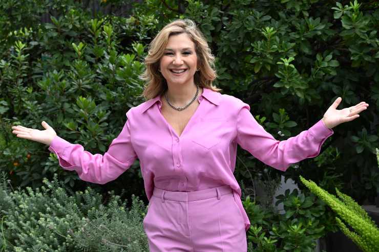 Serena Bortone tailleur rosa