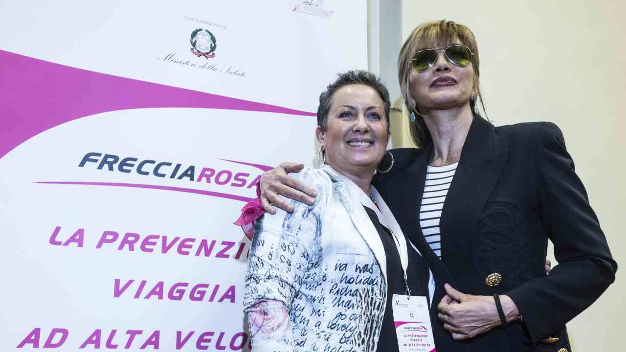 Carolyn Smith Milly Carlucci abbraccio