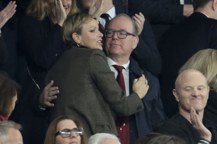 Abbraccio Charlene e Alberto di Monaco