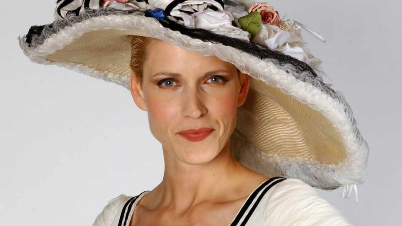 Gaia De Laurentiis cappello bianco