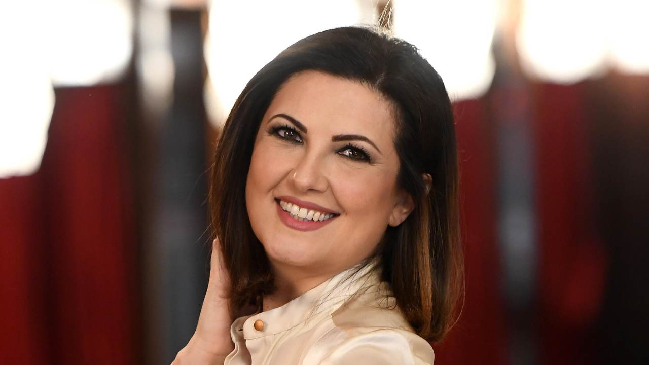 Giovanna Civitillo mano tra i capelli