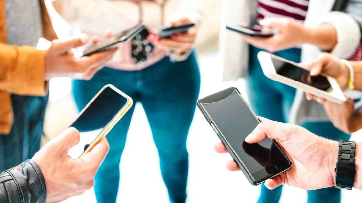 Persone con smartphone in mano